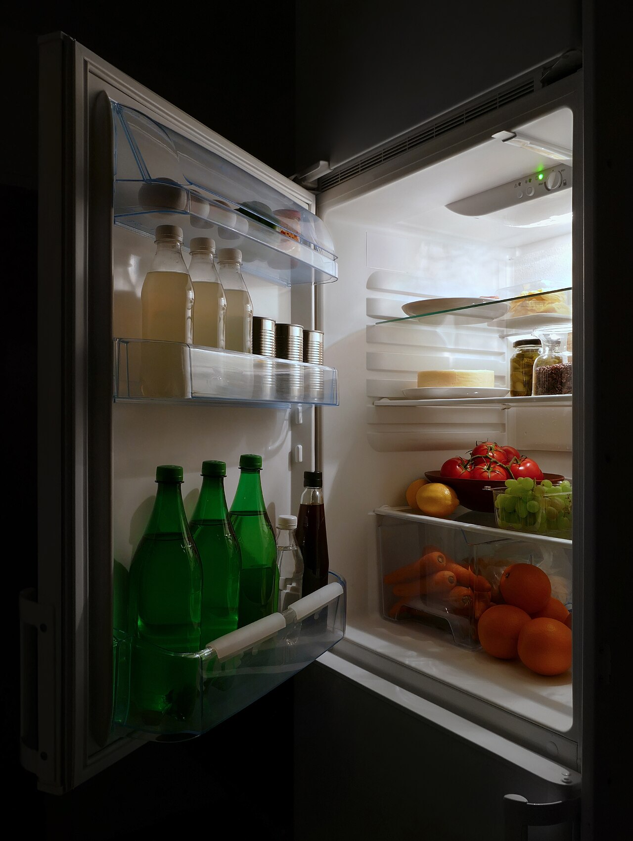 Nevera abierta con alimentos para explicar cómo aumenta el consumo eléctrico
