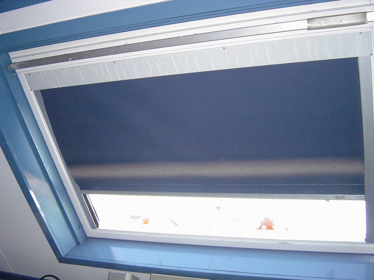Ventana con persiana para explicar cómo ayuda al aire acondicionado a gastar menos