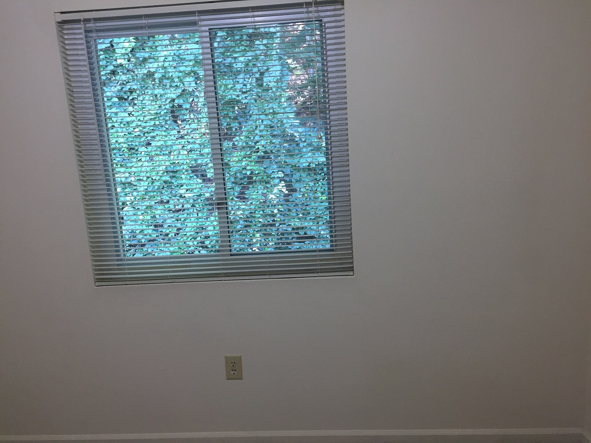 Ventana de una habitación donde se pueden automatizar persianas para controlar calor y luz