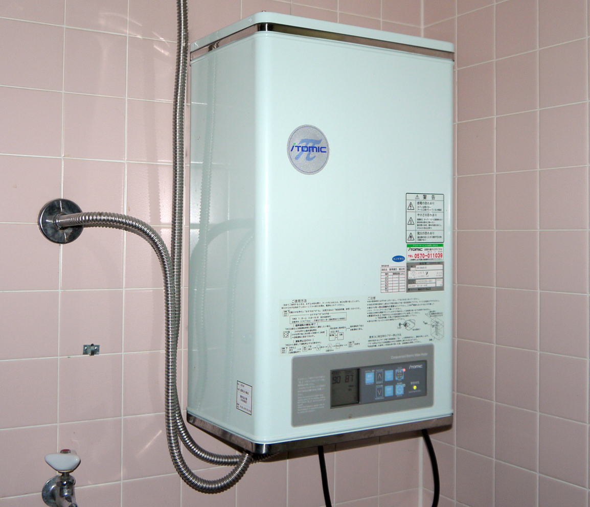Instalación doméstica relacionada con agua caliente y consumo eléctrico