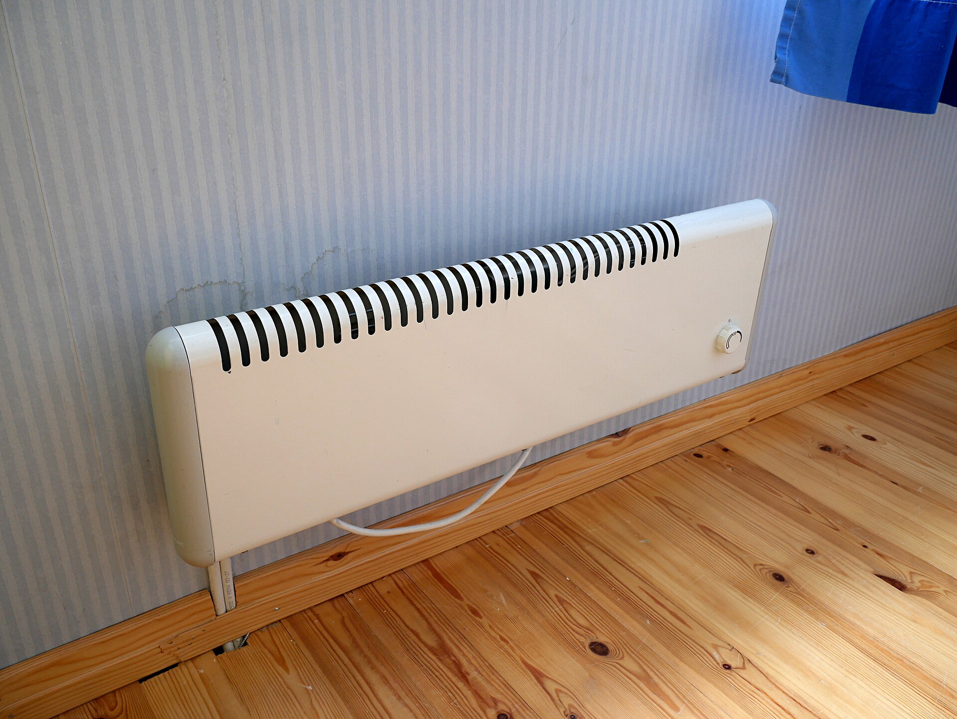 Radiador eléctrico blanco usado para calefacción en casa