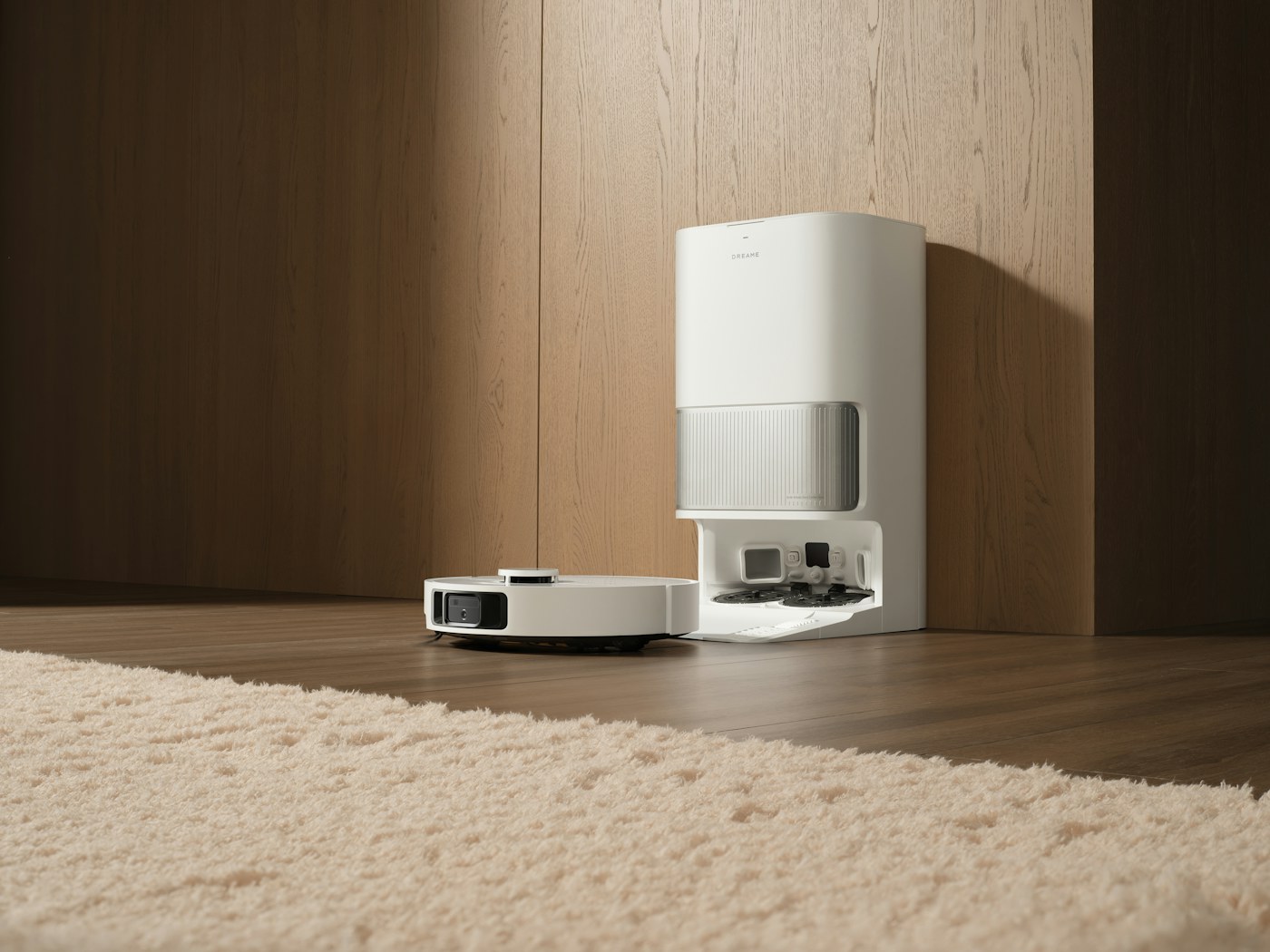 Robot aspirador con base de autovaciado en una estancia moderna