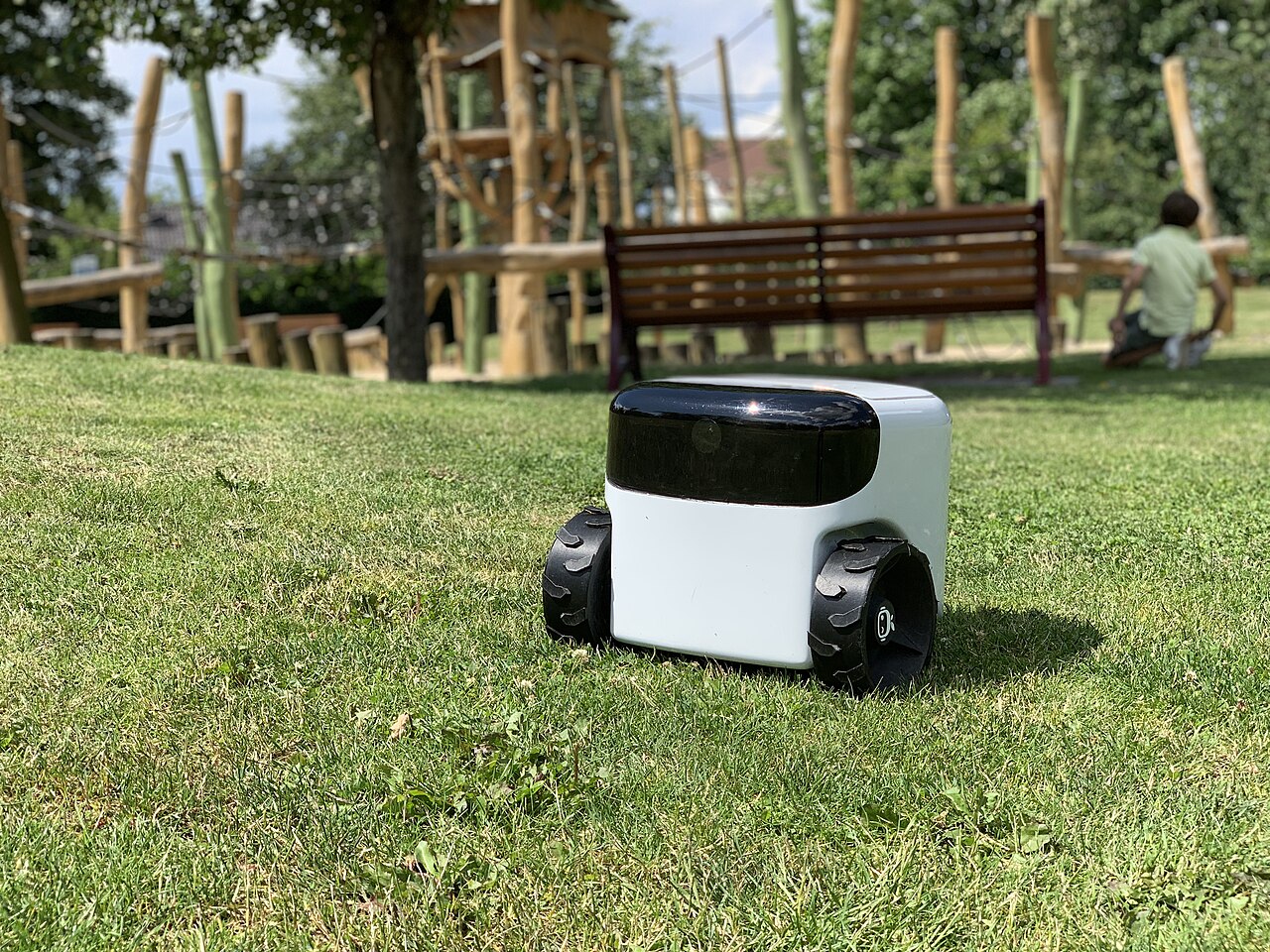 Robot cortacésped para calcular consumo eléctrico en jardín