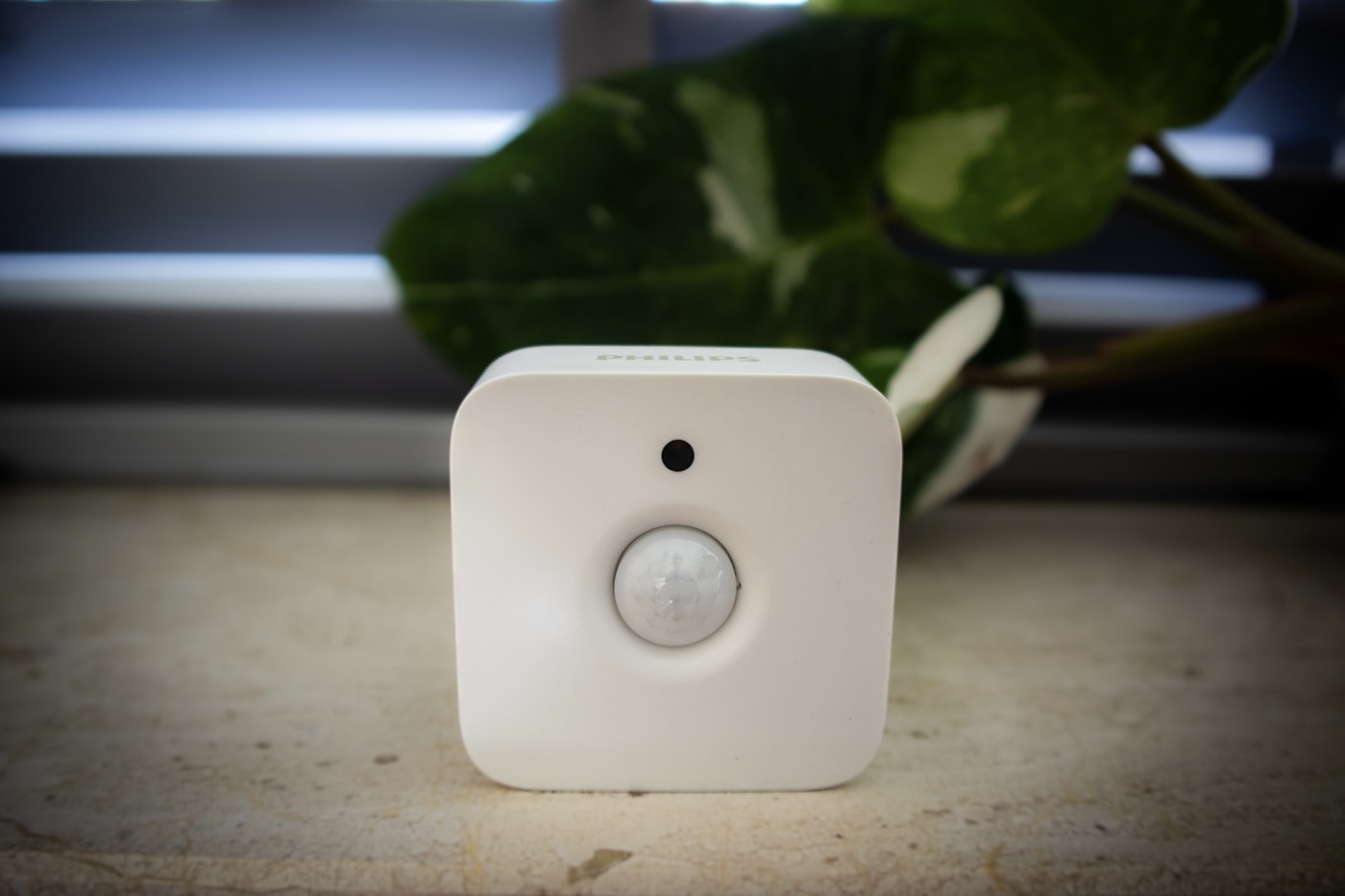 Sensor inteligente de presencia y movimiento para automatizar luces