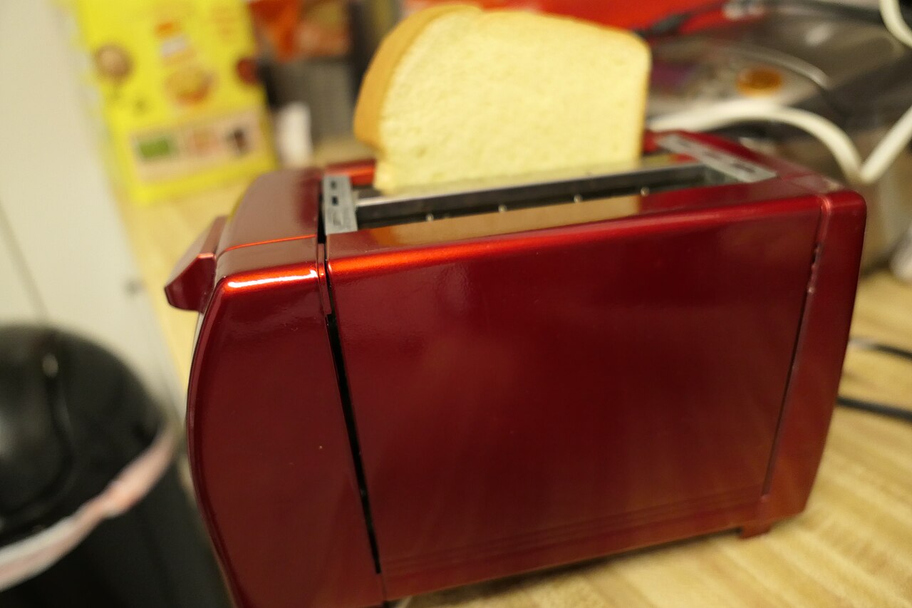 Rebanadas de pan en una tostadora para comparar consumo frente al horno
