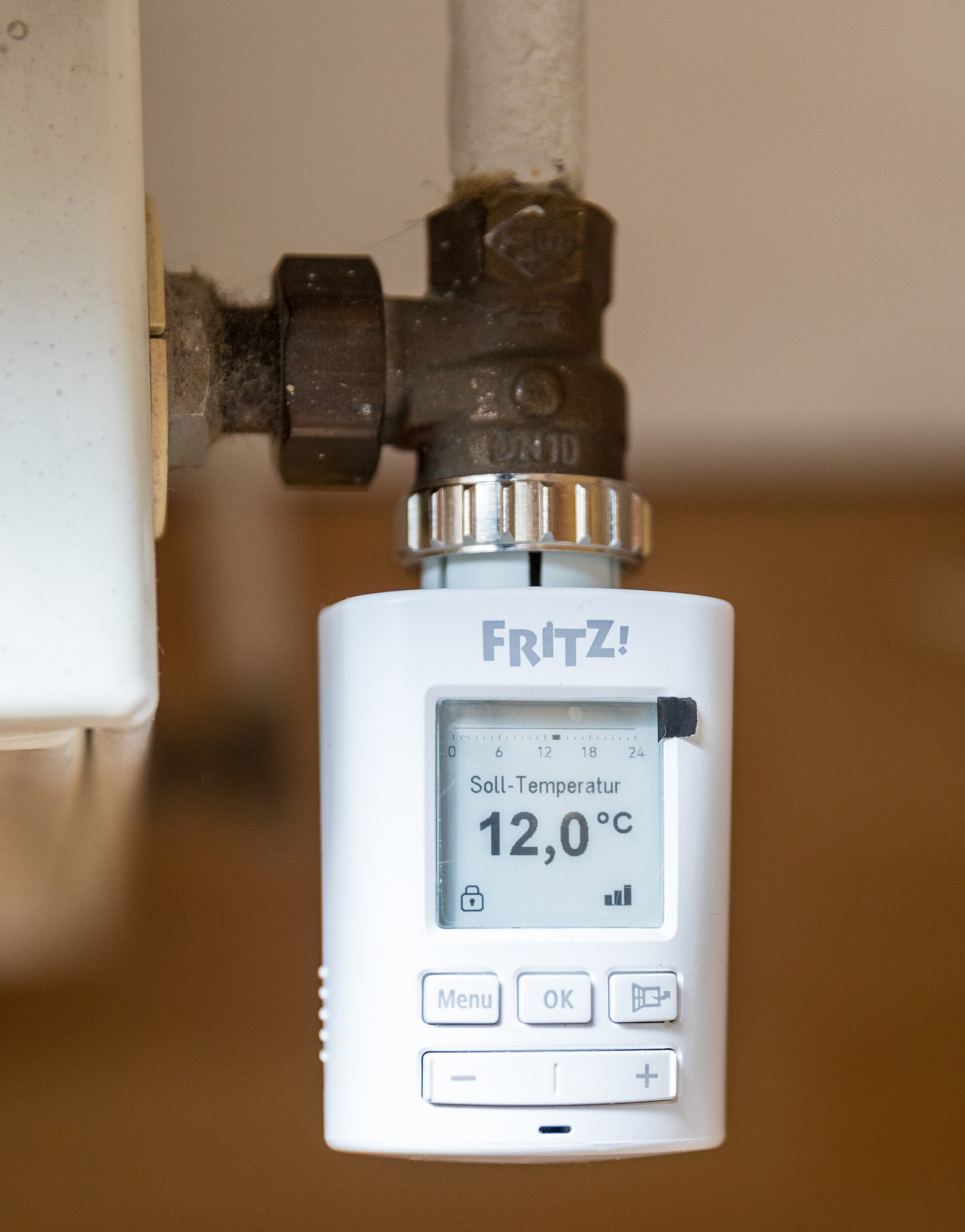 Válvula inteligente instalada en un radiador para controlar la calefacción por habitación