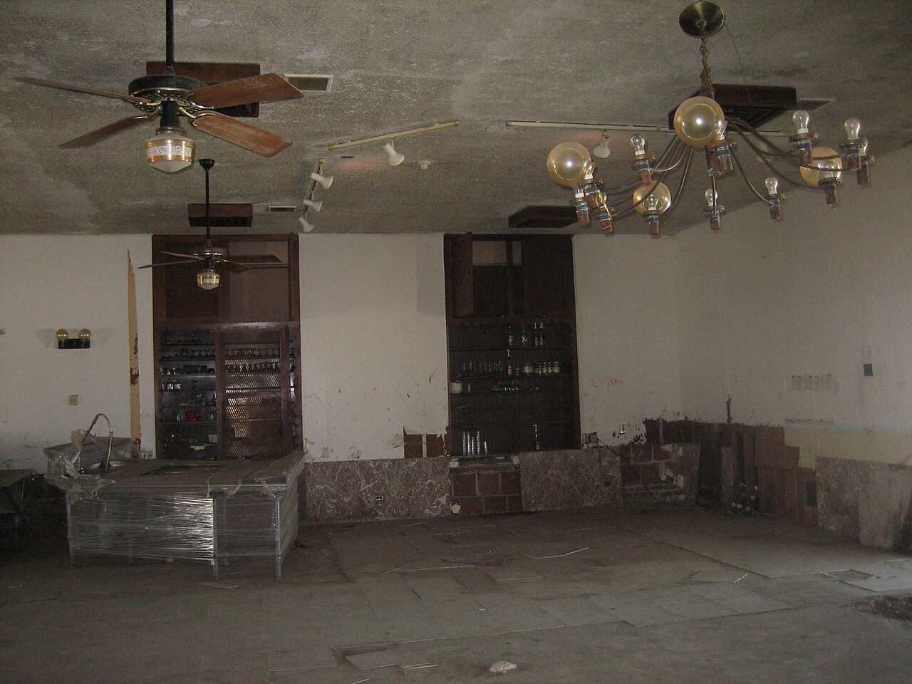 Habitación con ventilador de techo para explicar cómo combinarlo con aire acondicionado