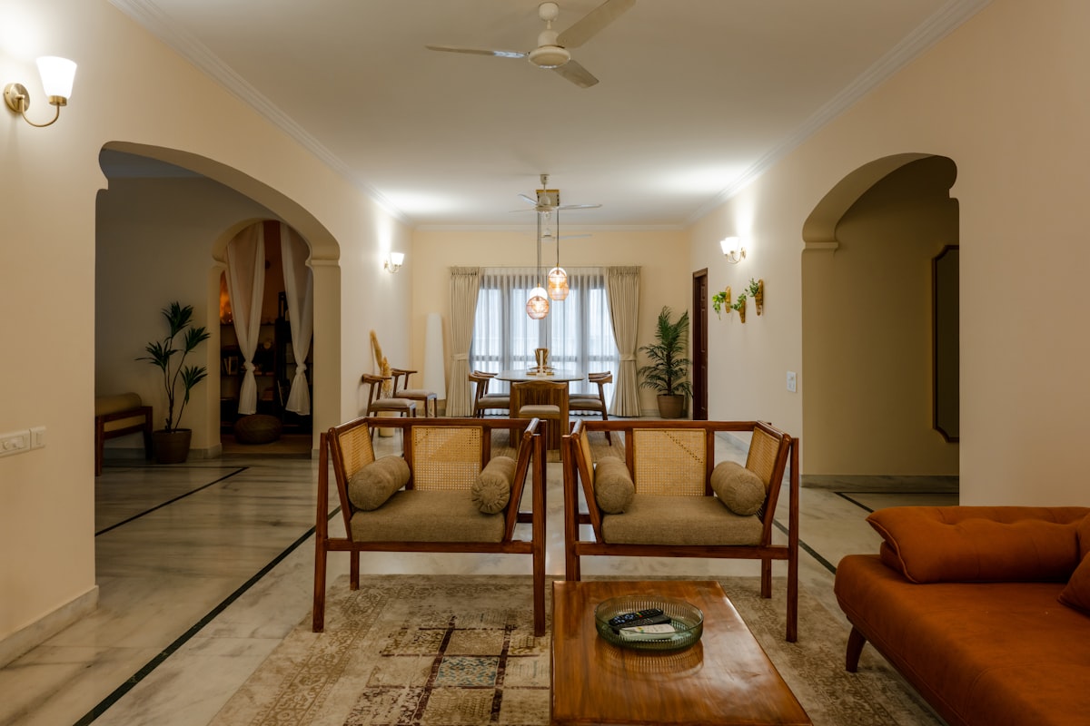 Ventilador de techo con luz en salón para calcular consumo