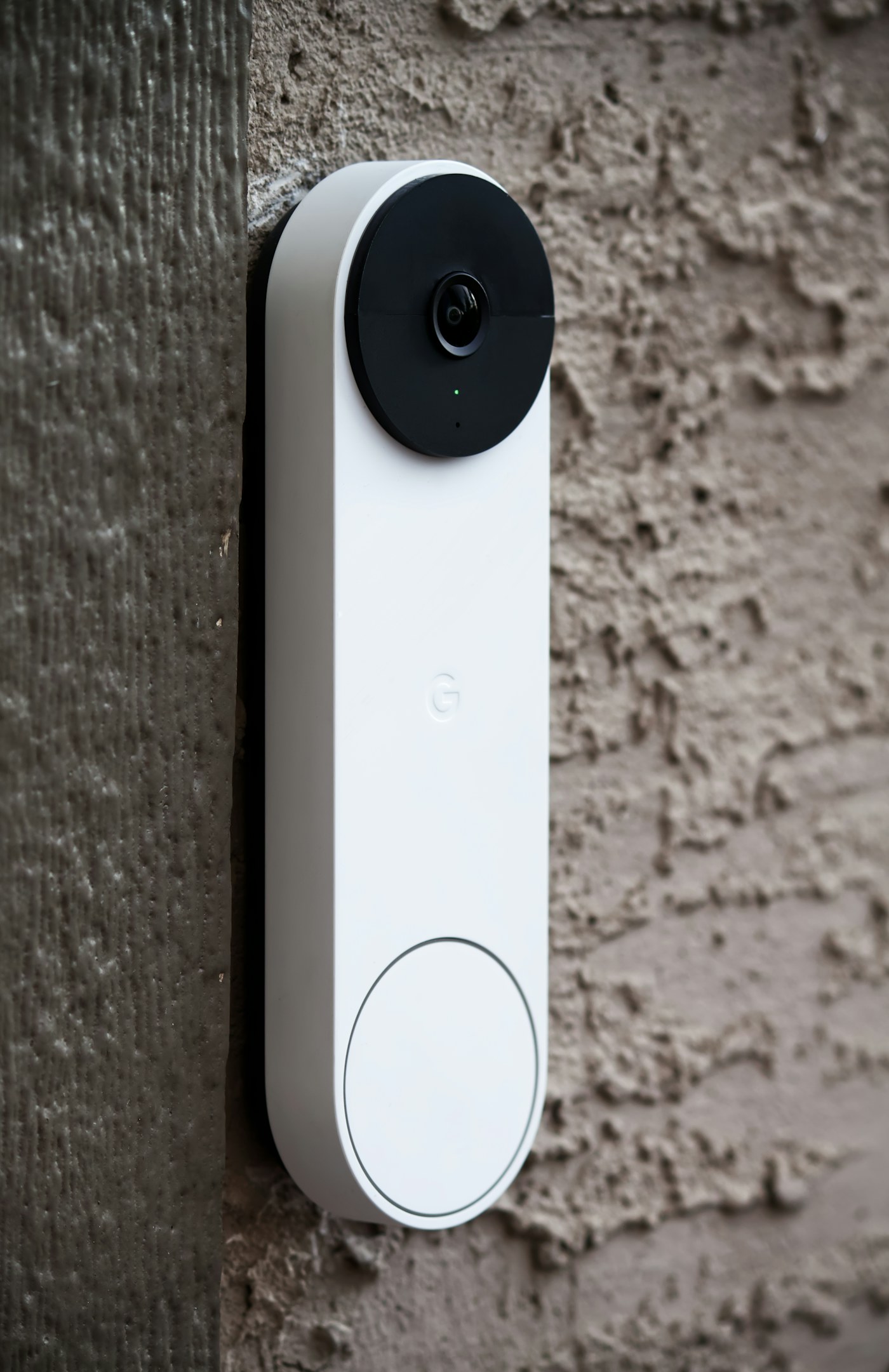 Videoportero inteligente instalado junto a una puerta