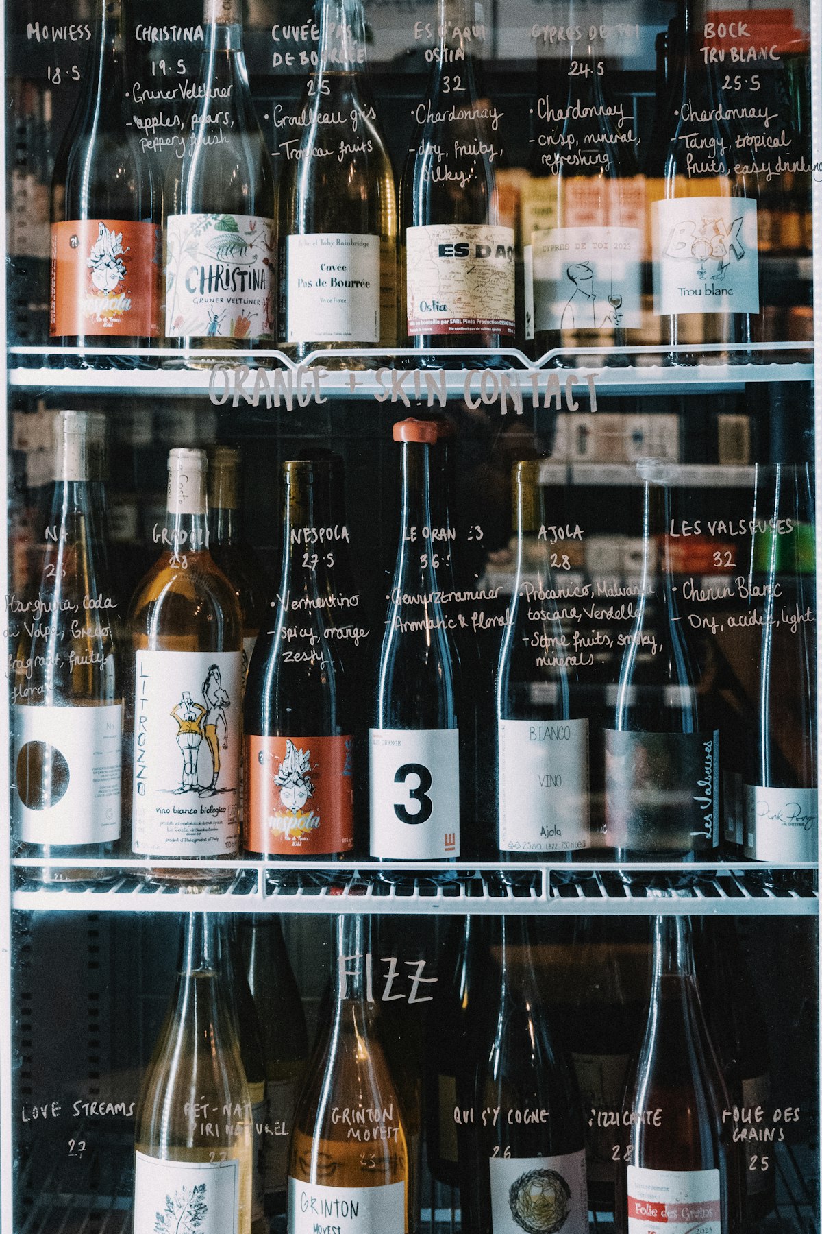 Vinoteca eléctrica con botellas para calcular consumo en casa